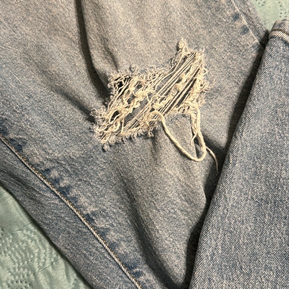 ❤️(132) Ladies distressed blue jeans by Universal Thread. Size 16 regular - Picture 3 of 11